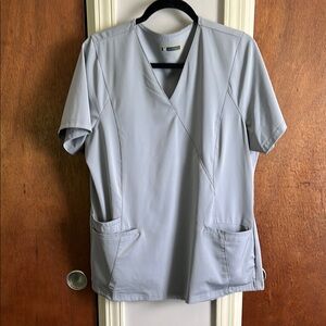 Light Gray Wonderwink HP  Scrub Set. Large top Medium pants. Stretchy material.